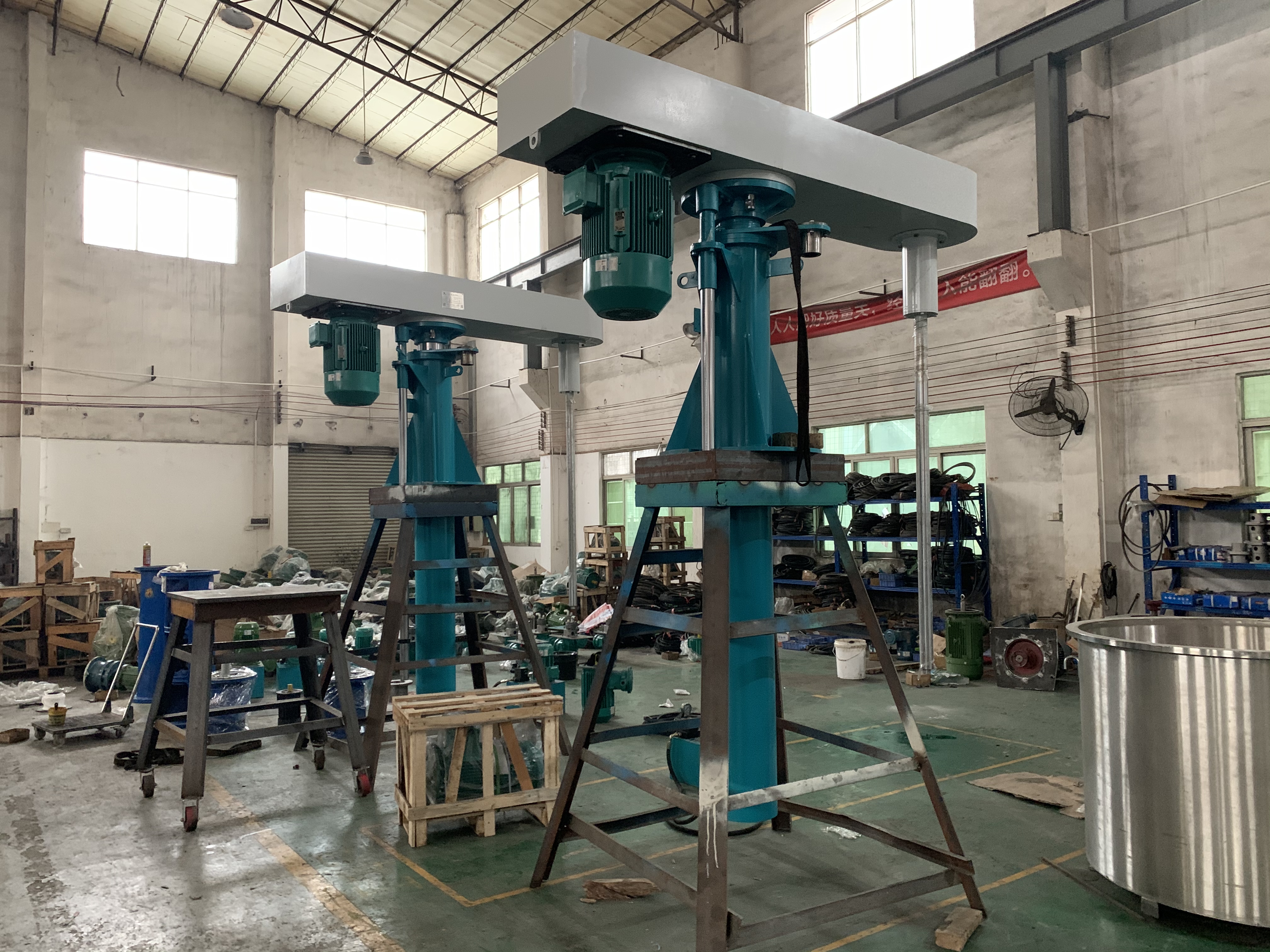 可用于一機(jī)兩缸的分散機(jī)(帶平臺(tái))(圖1)