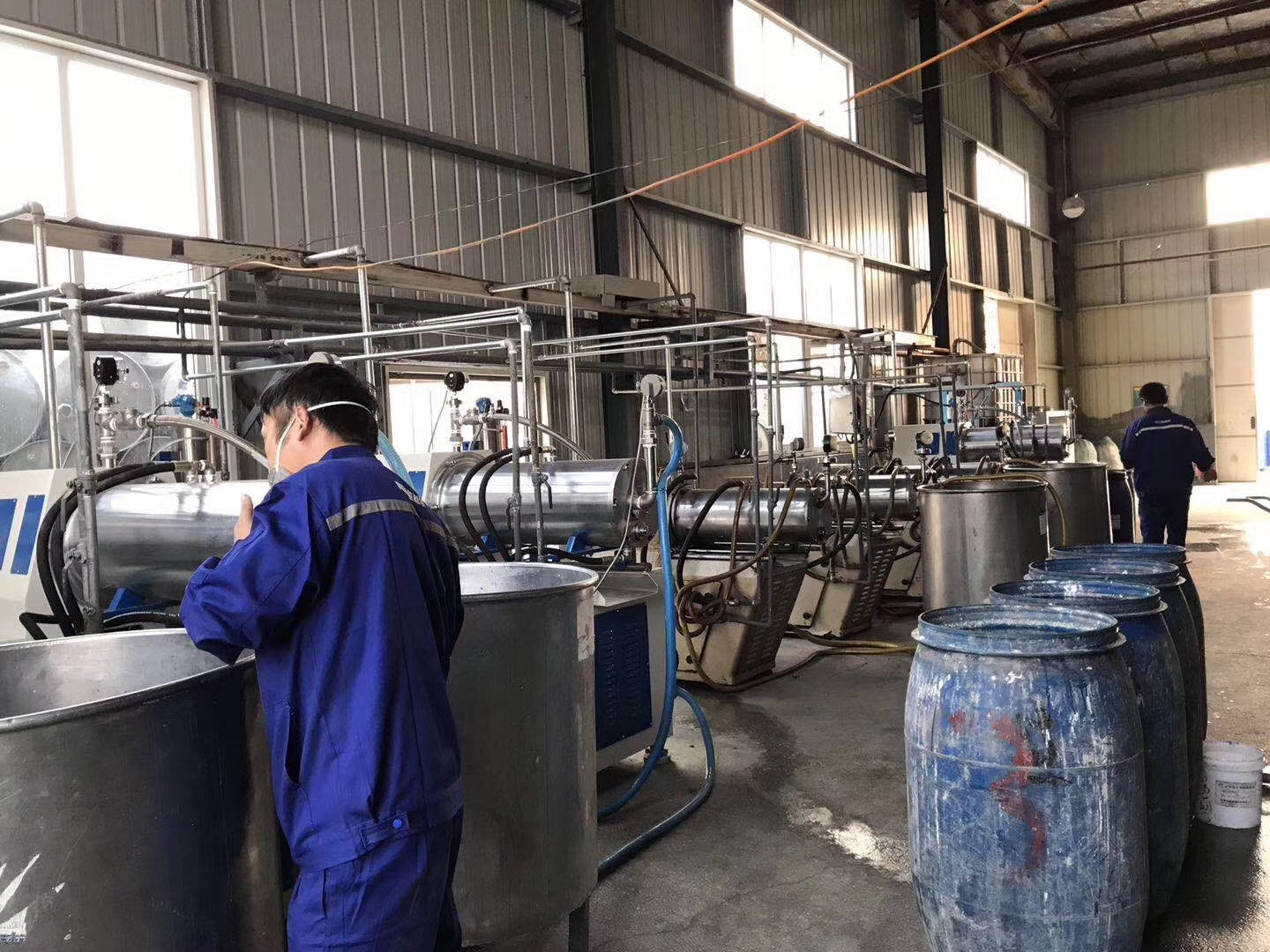 江西某涂料客戶HSM密閉臥式砂磨機安裝已接近尾